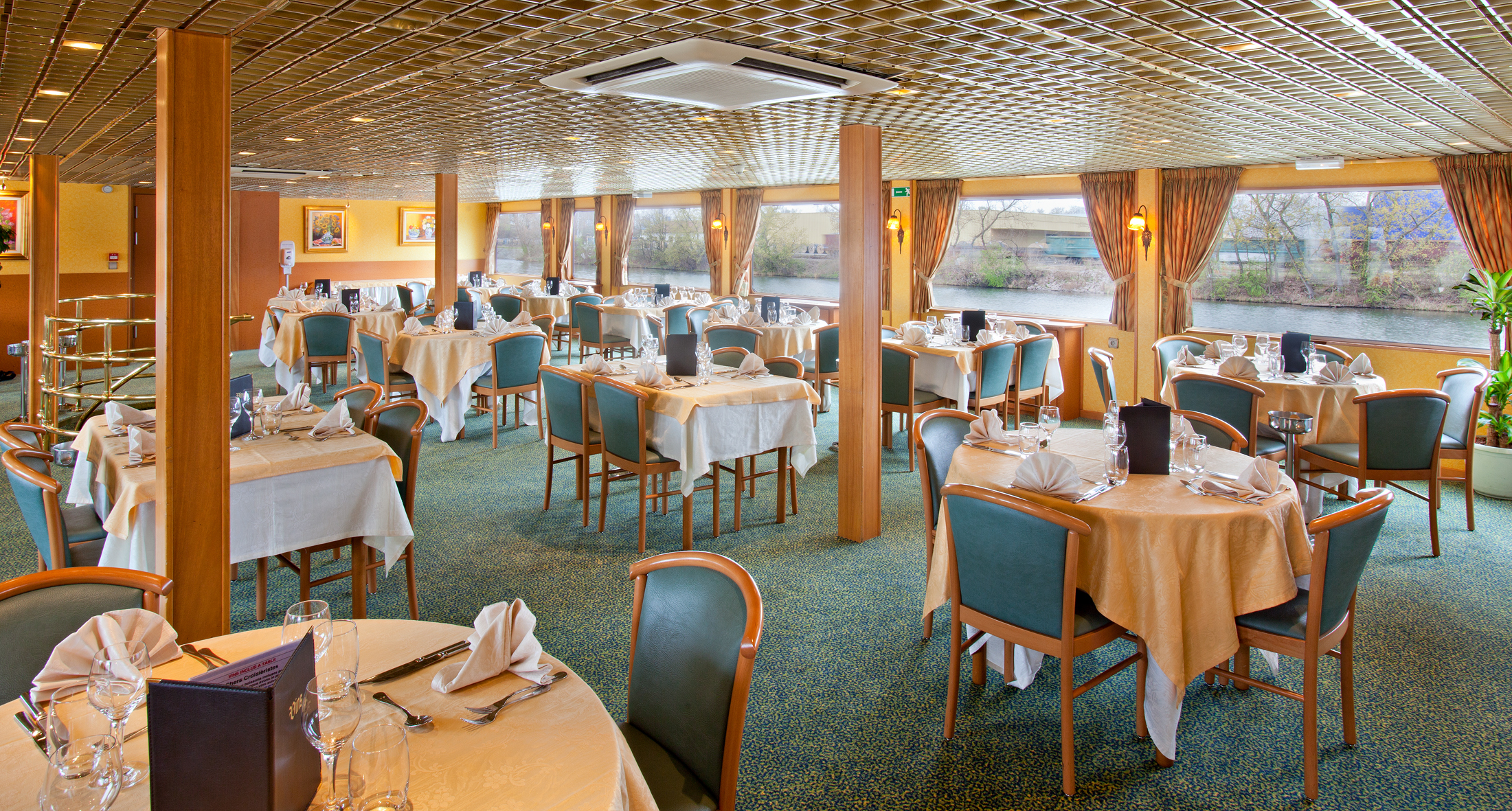 CroisiEurope MS Leonard Da Vinci Restaurant.jpg
